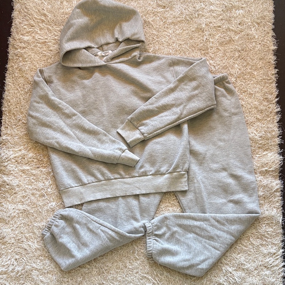 Perfectwhitetee sweats top/bottom. Size medium